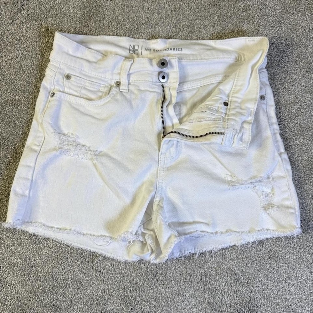 No Boundaries White Denim Shorts Women's Size 9 Frayed Hem - Picture 2 of 7